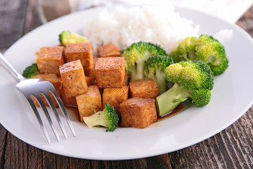 fried tofu with broccolis