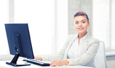 Obraz na płótnie Canvas businesswoman with computer in office