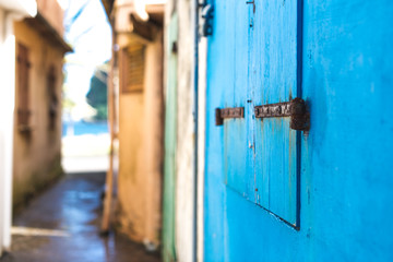 Volets en bois sur maison 