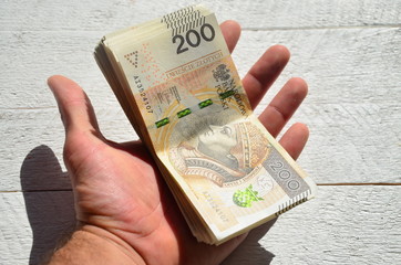 Fototapeta mężczyzna trzyma pieniądze w dłoni obraz