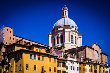 Fototapeta na wymiar Colourful Mantua cathedral dome and houses Italy