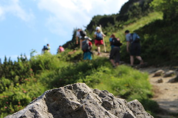 Fels vor Wandergruppe