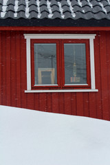 Rotes Fenster in Norwegens Schnee