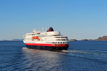 Kreuzfahrtschiff Postschiff Hurtigruten in Fjord in Norwegen 