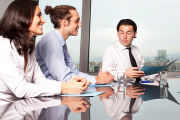 Businessmann mit Team schaut zur rechten Seite