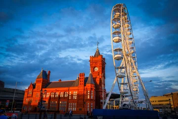 Papier Peint photo Brugges Cardiff Bay at sunset with Ferris Wheel