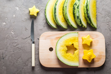 арбуз, желтый арбуз на доске, кулинария, декор, украшение из фруктов, желтый, сезонный фрукт