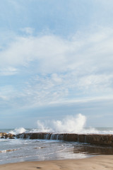 Olas de mar revueltas al atardecer en Sitges