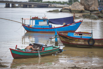 Fototapeta na wymiar Tourist Junks and Floating village in Halong Bay,