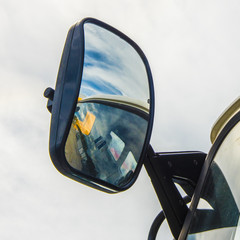 Fototapeta na wymiar Полукруглое зеркало грузового автомобиля