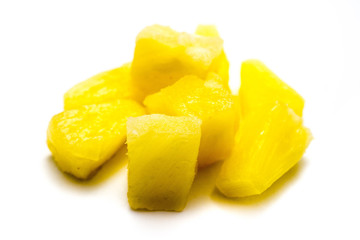 Ananasstücke  Ananas stücke  isoliert freigestellt auf weißen Hintergrund, Freisteller
