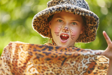 Kind spielt einen Leoparden - obrazy, fototapety, plakaty