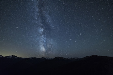 milky way over a big mountain range