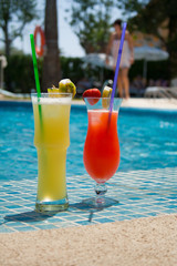 Kühle Cocktails am Pool im spanischen Sommerurlaub