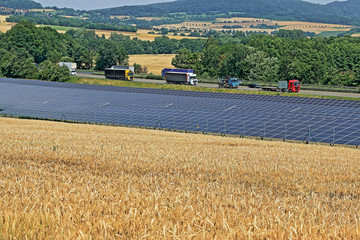 Solaranlage auf Konversionsfläche neben einer Autobahn