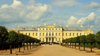 Schloss Rundale mit Schlosspark und Baumallee in Lettland