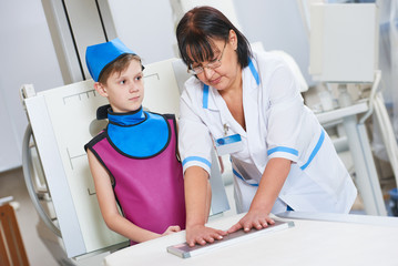 Obraz premium Nurse assistant with little boy preparing or x-ray radiography