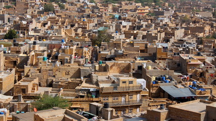 Blick vom Jaisalmer Fort auf die Dachlandschaft der Unterstadt, Jaisalmer, Rajasthan, Indien