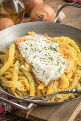 Fried egg served with yellow beans.