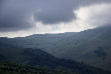 Obraz na płótnie Canvas Горный пейзаж, облачное небо над живописным горным ущельем, пасмурная погода, дикая природа Северного Кавказа