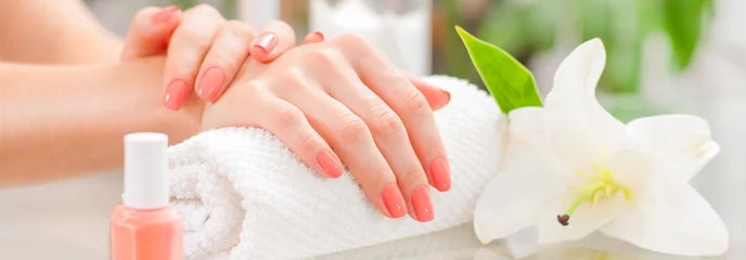 Foto op Canvas Manicure-concept. Mooie vrouw handen met perfecte manicure bij schoonheidssalon. © Dmytro Flisak