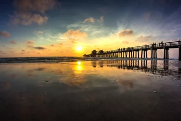 Gordijnen Zonsondergang op de pier van Napels © John