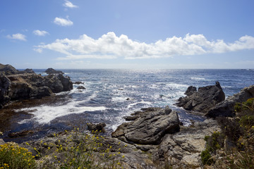 Fototapeta na wymiar View from above a rocky cove westwared into the horizon above the California Pacific