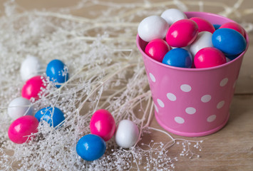 Dulces de chocolate con almendras de colores en cesta