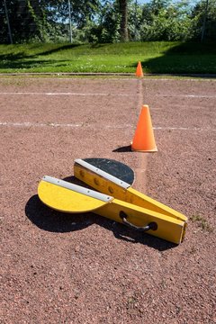Starterklappe an der Aschenbahn eines Schulsportplatzes