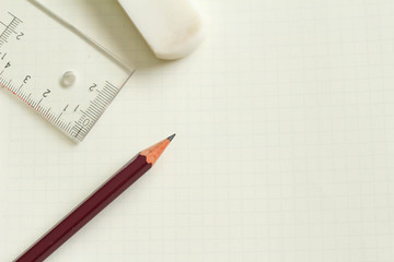 ノートと鉛筆と消しゴムと定規