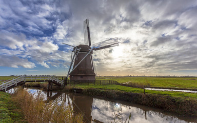 Naklejka premium Dutch windmill in frisian polder