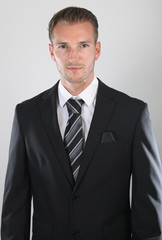 Bel homme d' affaire posant sur un fond blanc 
