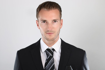 Portrait d' un bel homme d' affaire en costume 