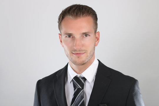 Portrait d' un bel homme portant un costume cravate  