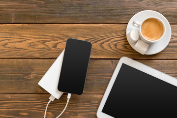 powerbank charging a smartphone