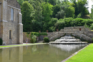 Fototapeta premium Bassin et fontaine de l'abbaye royale de Fontenay en Bourgogne, France