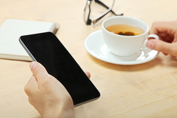 The left-hander is holding the phone