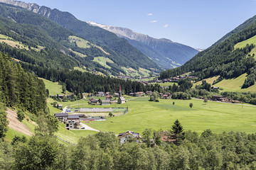 Fototapeta na wymiar Valle Aurina, sulle Alpi italiane del Sud Tirolo