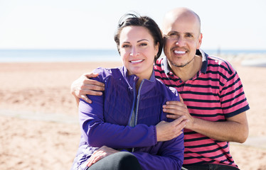 Obraz premium Couple sitting together on bench