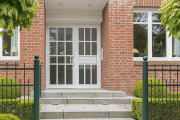 Fototapeta premium Moderne graue Haustür eines Hauses