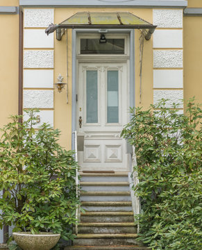 Moderne graue Haustür eines Hauses