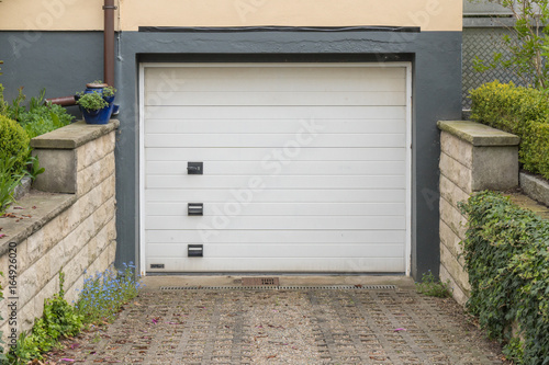 "Weißes Garagentor " Stockfotos und lizenzfreie Bilder auf Fotolia.com