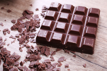 Dark chocolate stack, chips and powder