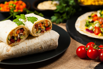 Tortilla with vegetables and hummus with chickpeas.