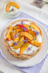 Sommerliche Torte mit Nektarinen und Lavendel 
