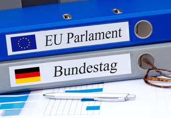 EU Parlament und Bundestag - zwei Ordner auf Schreibtisch im Büro