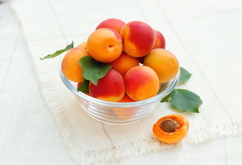 Абрикосы на столе