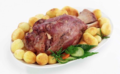 Stinco di maiale arrosto con patate