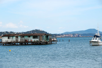 Fototapeta premium Cabane de pêcheur sur pilotis au port de Tamaris, France