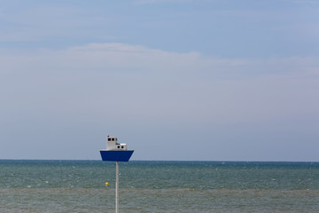 Bateau sur la Manche en effet d'optique sur la plage de Berck-sur-mer dans le Pas-de-Calais, France